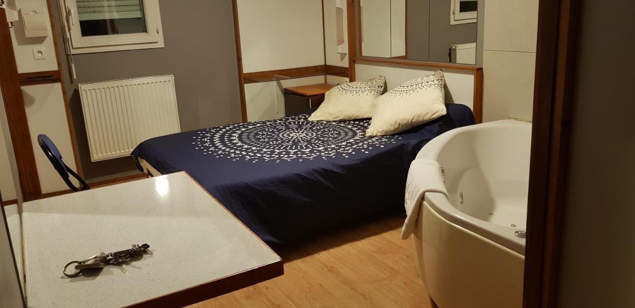 Hotel Eco Logis Espace Bellevue Séméac Exteriör bild